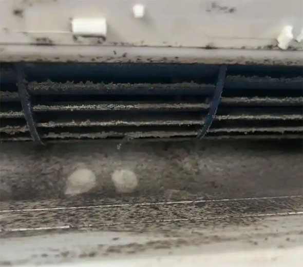 正定空调吹的风有股烧焦味是怎么回事